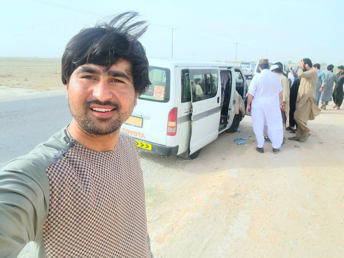 ماشاءالله افغانستان څه جالب پرمختګ کړی👋

سیلفي والا ځوان وایي چې له جوزجان ولایته تر مزار شریف تللو نو موټروان ته زنګونه راتل خو نه یې پورته کول، ما له شا سېټ سر ورښکاره چې ویده به وي، ګورم چې ویښ دی او د موټر سفیډ ستن په ۱۵۰ کې ده.
.ناڅاپي موټر ګول شو
موټروان ویل اخۍ موټر یې