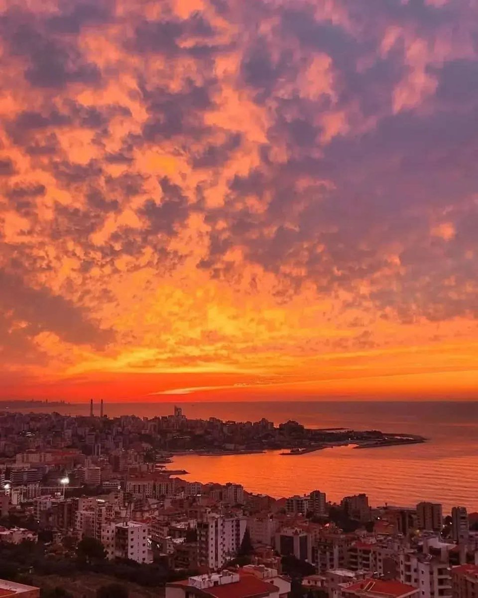 BeirutPhoto23's tweet image. يا مدينةً تعانق الغروبَ كطفلٍ يتشبث بدمعة أمه..
غروب بيروت 🇱🇧 🌆