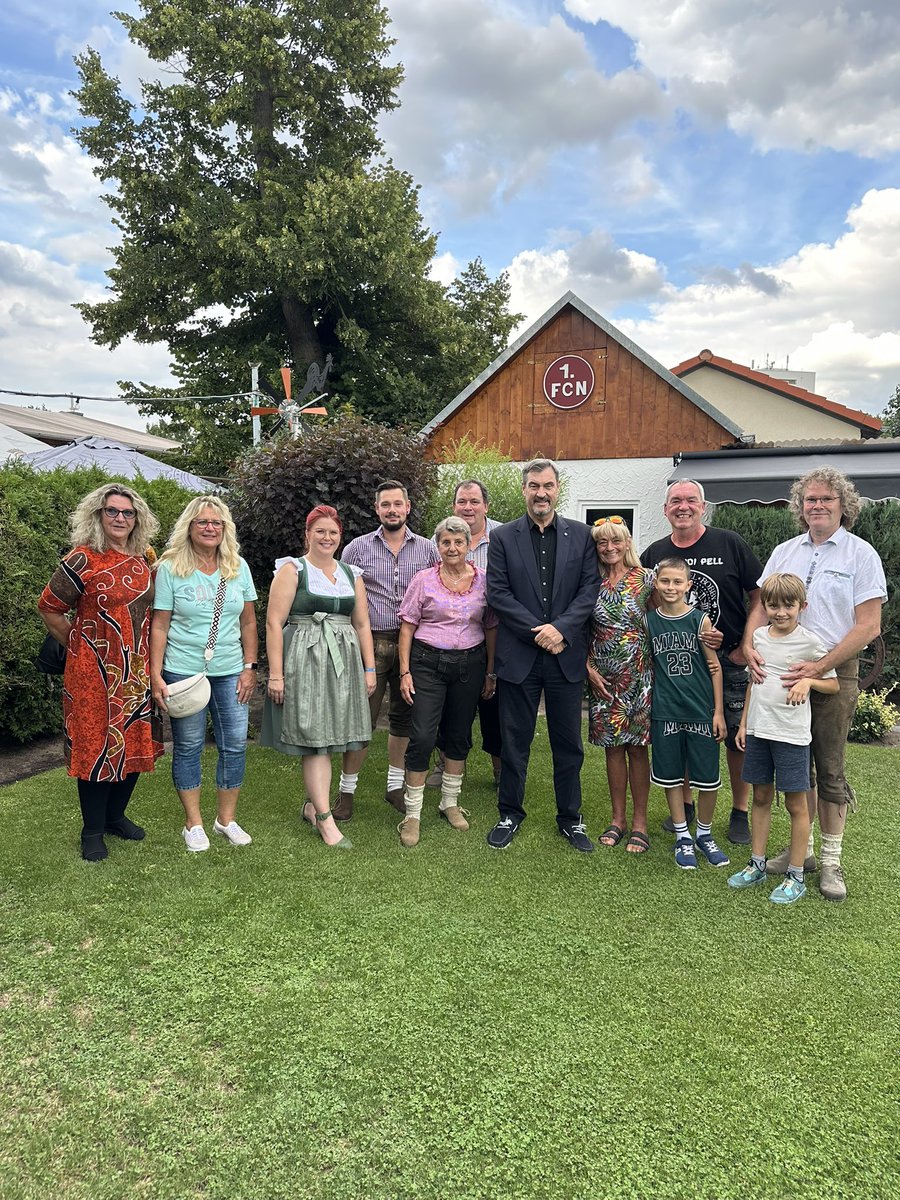 Markus_Soeder's tweet image. Unterwegs im Stimmkreis beim Gartenfest des Kleingartenvereins Zeppelinfeld in #Nürnberg und bei der Eröffnung der Feuchter Kärwa im Nürnberger Land. Bin als MP viel in ganz #Bayern unterwegs - freue mich aber immer über die Begegnungen und Feste in der Heimat! Danke an alle…