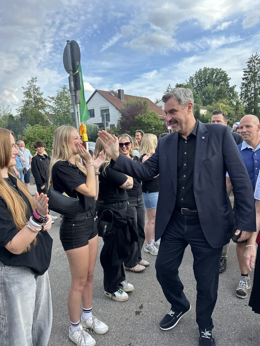 Markus_Soeder's tweet image. Unterwegs im Stimmkreis beim Gartenfest des Kleingartenvereins Zeppelinfeld in #Nürnberg und bei der Eröffnung der Feuchter Kärwa im Nürnberger Land. Bin als MP viel in ganz #Bayern unterwegs - freue mich aber immer über die Begegnungen und Feste in der Heimat! Danke an alle…