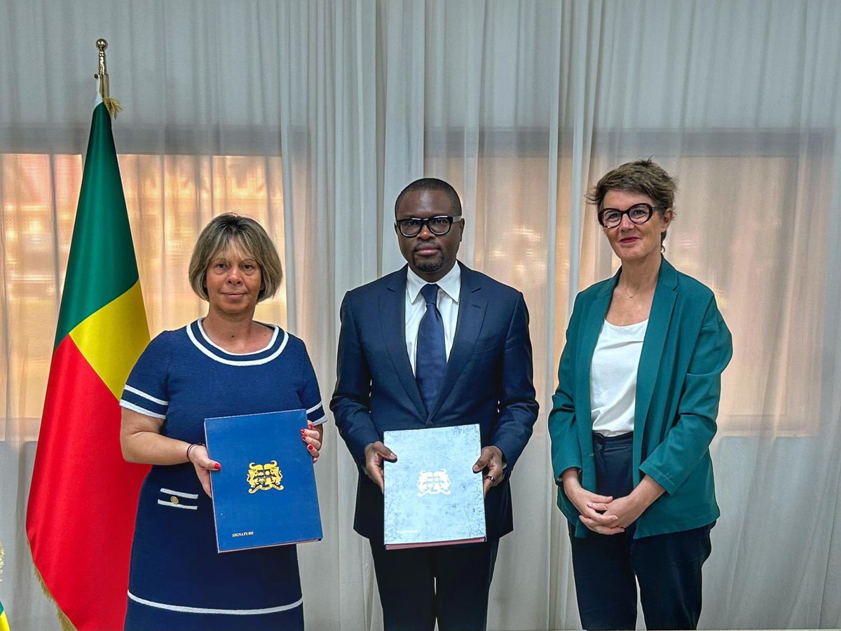 Laure Weisgerber (@weisgerberlaure) on Twitter photo 🇧🇯🇫🇷 Signature en #EquipeFrance d’un projet ambitieux et concret de renforcement de la protection civile au #Bénin pr appuyer <a href="/gouvbenin/">Gouvernement du Bénin 🇧🇯</a> ds la création d’un numéro d’urgence, la construction et l’équipement de centres de secours et la sensibilisation aux risques de catastrophes 🇧🇯🇫🇷 Signature en #EquipeFrance d’un projet ambitieux et concret de renforcement de la protection civile au #Bénin pr appuyer <a href="/gouvbenin/">Gouvernement du Bénin 🇧🇯</a> ds la création d’un numéro d’urgence, la construction et l’équipement de centres de secours et la sensibilisation aux risques de catastrophes