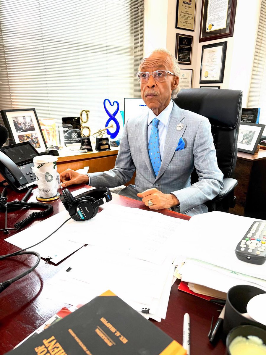 TheRevAl's tweet image. It’s Exhale Friday on Keepin’ it Real w/ Al Sharpton, call in to exhale with me as I break down the issues of the day from 1-4 PM ET.
📻 Tune in on local stations & SiriusXM 126
💻 Watch the livestream on NAN’s YouTube & Facebook
youtube.com/live/dfnQJ_Nyh…
📞 Call in & join the…