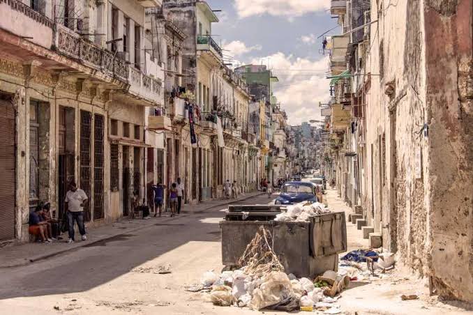 Dejen de romantizar a la revolución cubana y al Ché Guevara.

Él y Fidel Castro fueron dos asesinos despiadados. 

Cuba está sometida a una dictadura atroz y padece una enorme pobreza, cuya única causa es un modelo político y económico represor y trasnochado