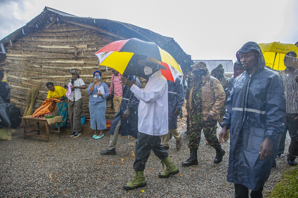๐ถ๐๐n Robert (@kingowenr) on Twitter photo This evening, <a href="/KagutaMuseveni/">Yoweri K Museveni</a> braved the heavy rains to meet his Ghetto Youths in Kawempe.
This kind of commitment is from another world ๐๐๐
๐ธ <a href="/KingOwenR/">๐ถ๐๐n Robert</a> This evening, <a href="/KagutaMuseveni/">Yoweri K Museveni</a> braved the heavy rains to meet his Ghetto Youths in Kawempe.
This kind of commitment is from another world ๐๐๐
๐ธ <a href="/KingOwenR/">๐ถ๐๐n Robert</a>
