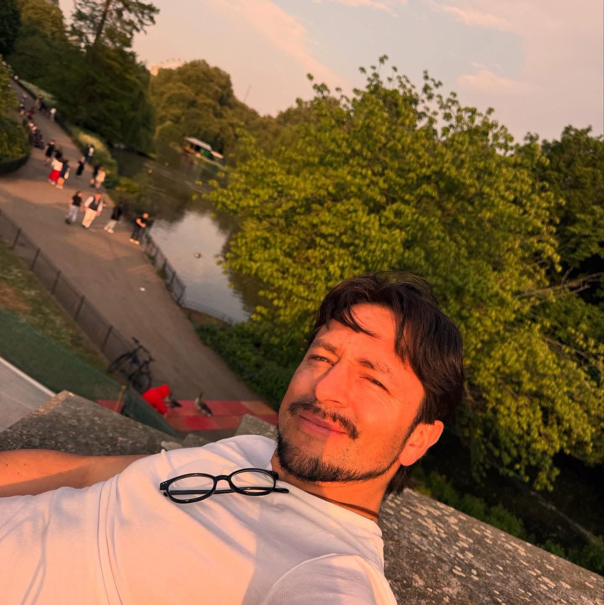 Coincidir. 🏴󠁧󠁢󠁥󠁮󠁧󠁿 

“En el momento que relajes la atención, no pienses que la recuperarás cuando quieras. Sino ten a mano que por el error de hoy, tus asuntos irán a peor en lo demás. Y en primer lugar habrás caído en la peor de todas las costumbres, la de no poner atención. Luego,