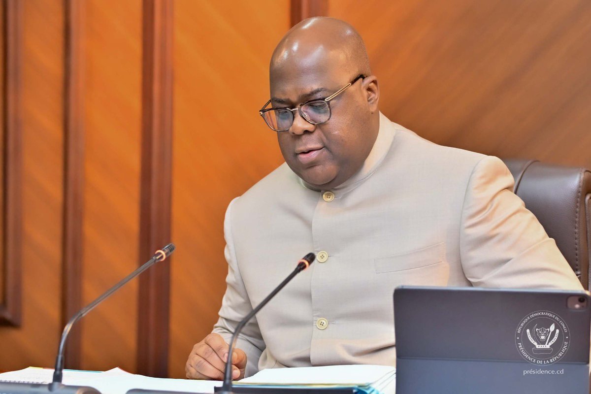 Presidence_RDC's tweet image. Sous la conduite du Président de la République, Chef de l’État Félix Tshisekedi, les membres du gouvernement Suminwa participent, ce vendredi à la Cité de l’Union africaine, à la 52ème réunion ordinaire du Conseil des ministres.
Parmi les sujets repris à l’ordre du jour figurent…