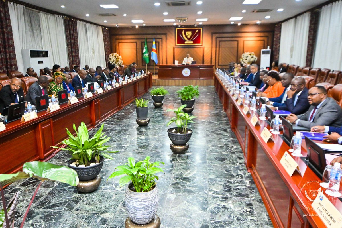 Presidence_RDC's tweet image. Sous la conduite du Président de la République, Chef de l’État Félix Tshisekedi, les membres du gouvernement Suminwa participent, ce vendredi à la Cité de l’Union africaine, à la 52ème réunion ordinaire du Conseil des ministres.
Parmi les sujets repris à l’ordre du jour figurent…