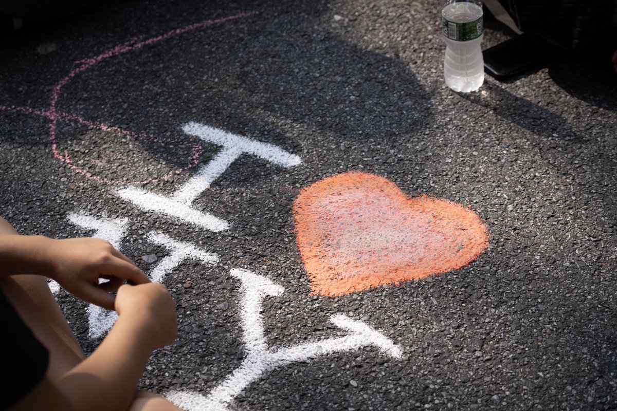 nycgob's tweet image. Del 26 de julio al 23 de agosto, @NYC_DOT va a celebrar el mayor programa de Calles abiertas de la historia.
Vea las numerosas oportunidades de disfrutar de las actividades que se han preparado para las familias los sábados.
queenslatino.com/new-york-we-ou…