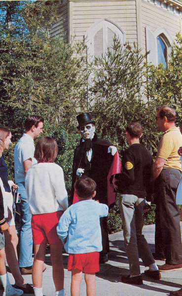 robbloomcw's tweet image. Check out The Phantom holding court at Universal Studios Hollywood in the 1960s. Not sure what's behind him. Not Psycho House, right?