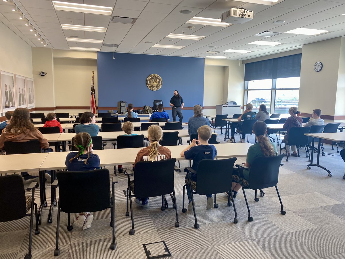 USMSCedarRapids's tweet image. N/IA USMS welcomed students for an inside look at the role of a Deputy U.S. Marshal.
A Deputy discussed duties, training, and the mission of the USMS, followed by a Q&A with curious future leaders.
#USMS #CommunityOutreach #LawEnforcementEducation