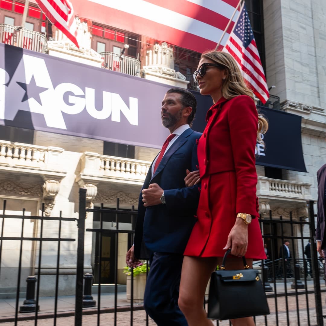 KUWTTRUMPS's tweet image. Don Jr and his girlfriend Bettina in NYC this week 🗽
with her black Hermes Kelly 🖤