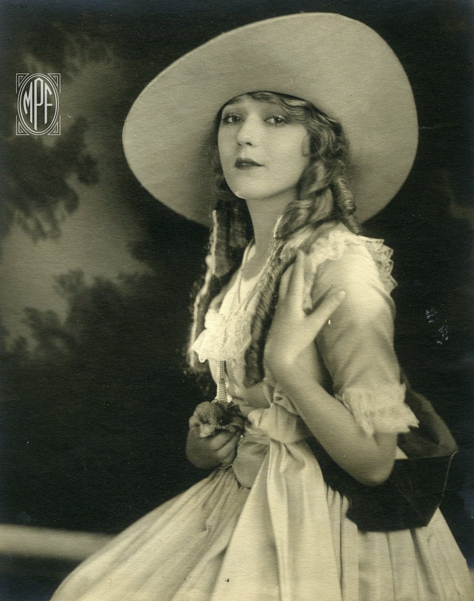 Mary posing in style for summer. 

#marypickford #hollywoodlegend #womeninfilm #iconoclasts