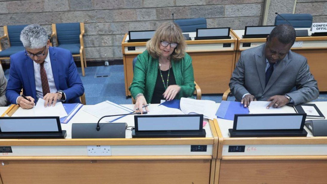 SchomakerAstrid's tweet image. At #AMCEN20 I took part in a @UNBiodiversity ceremony for the signing of host agreements with the Heads of @RCMRD_ and @OSS_Comms: two of the Regional Support Centres* that Parties to the CBD have selected to bolster capacity for biodiversity action.
(*) cbd.int/article/sbi4-r…