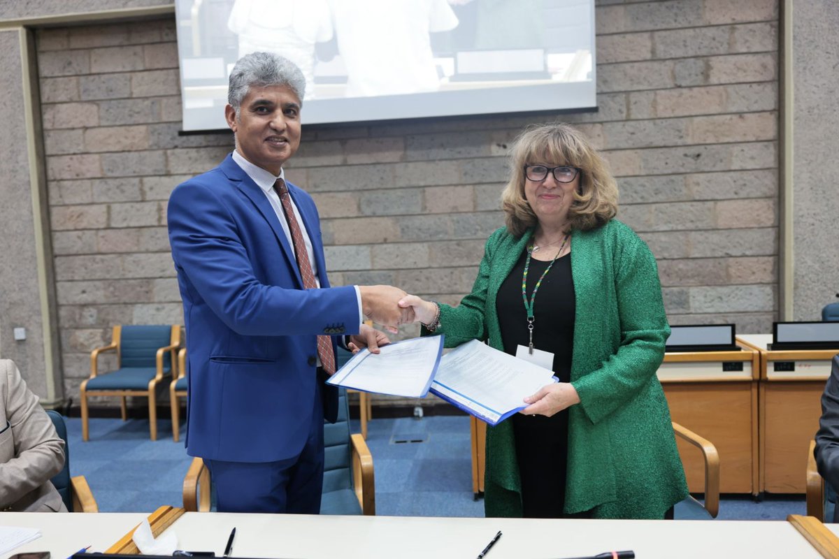 SchomakerAstrid's tweet image. At #AMCEN20 I took part in a @UNBiodiversity ceremony for the signing of host agreements with the Heads of @RCMRD_ and @OSS_Comms: two of the Regional Support Centres* that Parties to the CBD have selected to bolster capacity for biodiversity action.
(*) cbd.int/article/sbi4-r…