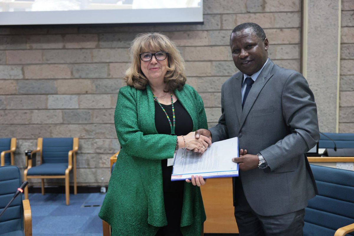 SchomakerAstrid's tweet image. At #AMCEN20 I took part in a @UNBiodiversity ceremony for the signing of host agreements with the Heads of @RCMRD_ and @OSS_Comms: two of the Regional Support Centres* that Parties to the CBD have selected to bolster capacity for biodiversity action.
(*) cbd.int/article/sbi4-r…
