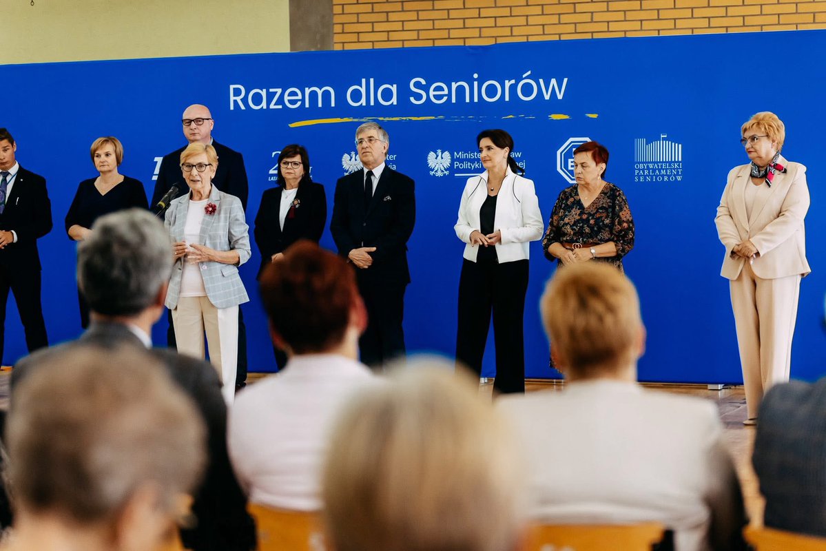 SeniorzyKPRM's tweet image. W Częstochowie odbyła się konferencja dot. projektu „Razem dla seniorów”, realizowanego przez @zus_pl i Lotnicze Pogotowie Ratunkowe.
Seniorzy wzięli udział w szkoleniach z pierwszej pomocy przedmedycznej oraz spotkaniach doradczych o świadczeniach i zabezpieczeniu społecznym.