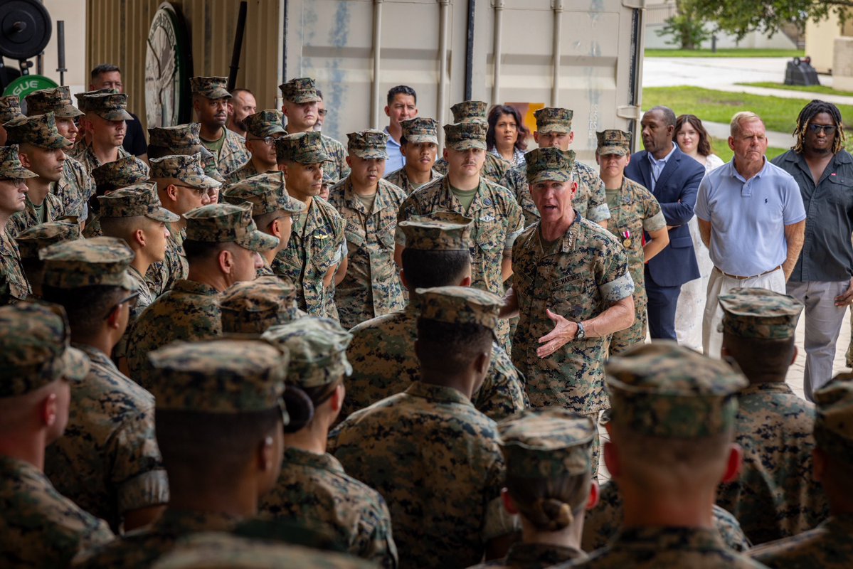 CMC_MarineCorps's tweet image. On Wednesday, I visited & recognized some outstanding Marines at @USMARCENT. It was great to see how Marines are implementing AI tools to support targeting & intel in real-world operations across @CENTCOM. Marines are working hard every day, worldwide, to support our Joint Force.