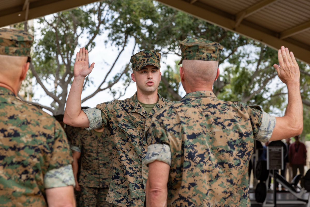 CMC_MarineCorps's tweet image. On Wednesday, I visited & recognized some outstanding Marines at @USMARCENT. It was great to see how Marines are implementing AI tools to support targeting & intel in real-world operations across @CENTCOM. Marines are working hard every day, worldwide, to support our Joint Force.