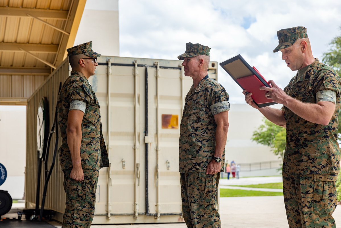 CMC_MarineCorps's tweet image. On Wednesday, I visited & recognized some outstanding Marines at @USMARCENT. It was great to see how Marines are implementing AI tools to support targeting & intel in real-world operations across @CENTCOM. Marines are working hard every day, worldwide, to support our Joint Force.