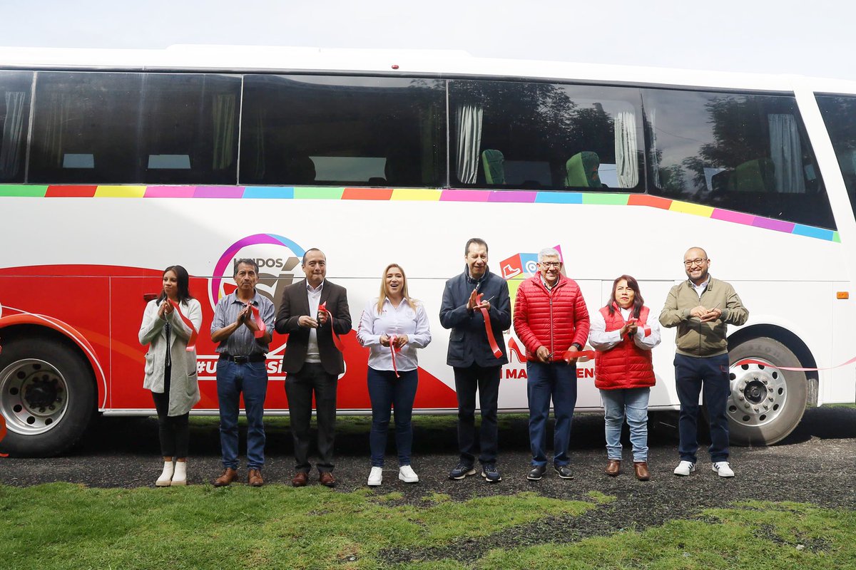 Hoy recibimos, de manos del Lic. Antonio Vargas Arrazola, Dir. de Operaciones de <a href="/FlechaRoja_Mx/">Flecha Roja</a>, las llaves de un segundo autobús en beneficio de nuestras niñas, niños y adolescentes, personas adultas mayores, productores de calzado, artesanos y deportistas atenquenses.