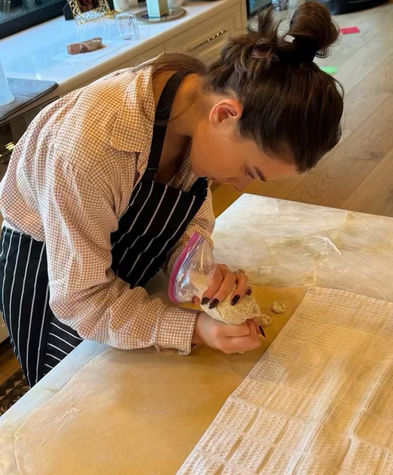 archiveshailees's tweet image. CHEF HAILEE STEINFELD 🔪