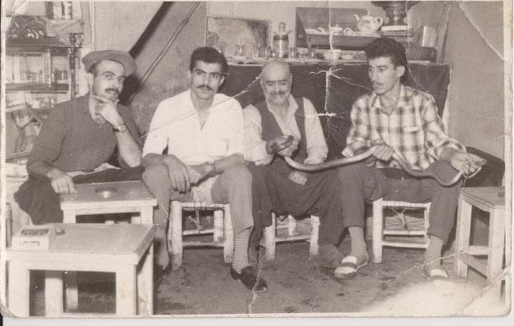 1975ler Diyarbekir suriçi kasaplar çarşisi 
(şimdi altıncılar çarşısı) 
Şeyh Güzel ve Arkadaşları Allah rahmet eylesin. Sepetinin içinde yılanlar olurdi. 
Hepsi efsunluydi biz sançmazdi.
