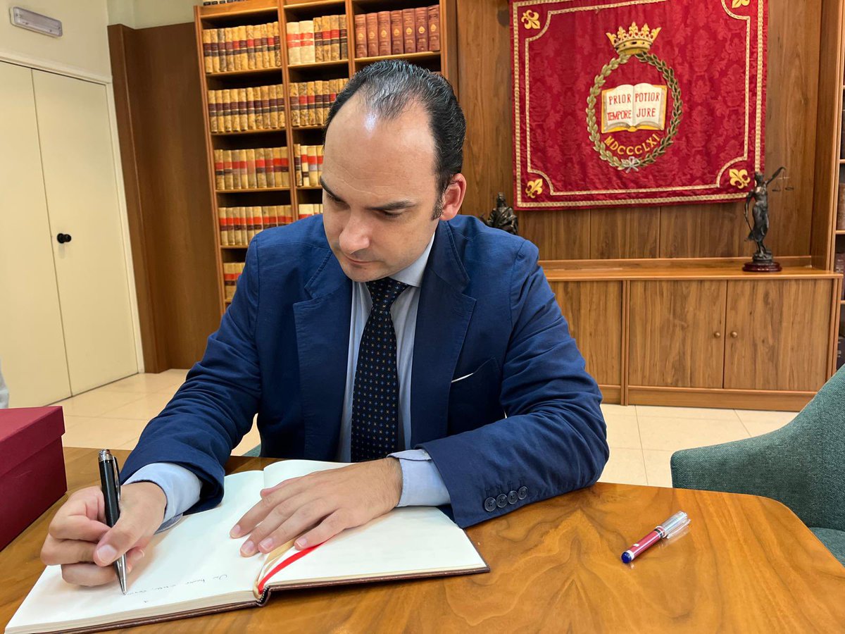 Hemos recibido la visita de Rafael Belmonte <a href="/Rafael_belgom/">Rafael Belmonte Gómez</a> diputado del <a href="/ppopular/">Partido Popular</a> por Sevilla donde hemos dialogado sobre vivienda y la aportación del Registro de la Propiedad a la sociedad 🏡
¡Gracias por la visita!