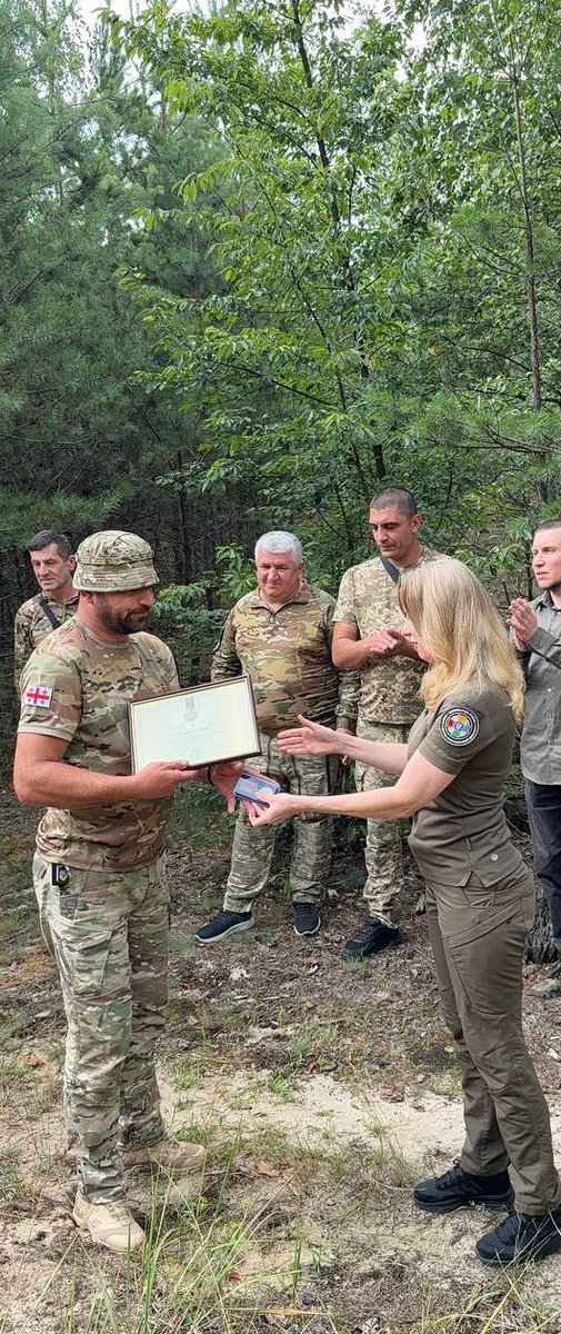 Mamulashvili_M's tweet image. Unfortunately, we were unable to attend the ceremony on Constitution Day of Ukraine.
Only today, our awards were presented to us near the line of contact with enemy in the Sumy region.
We are deeply grateful to everyone who came, took part in the ceremony, and made our day a…