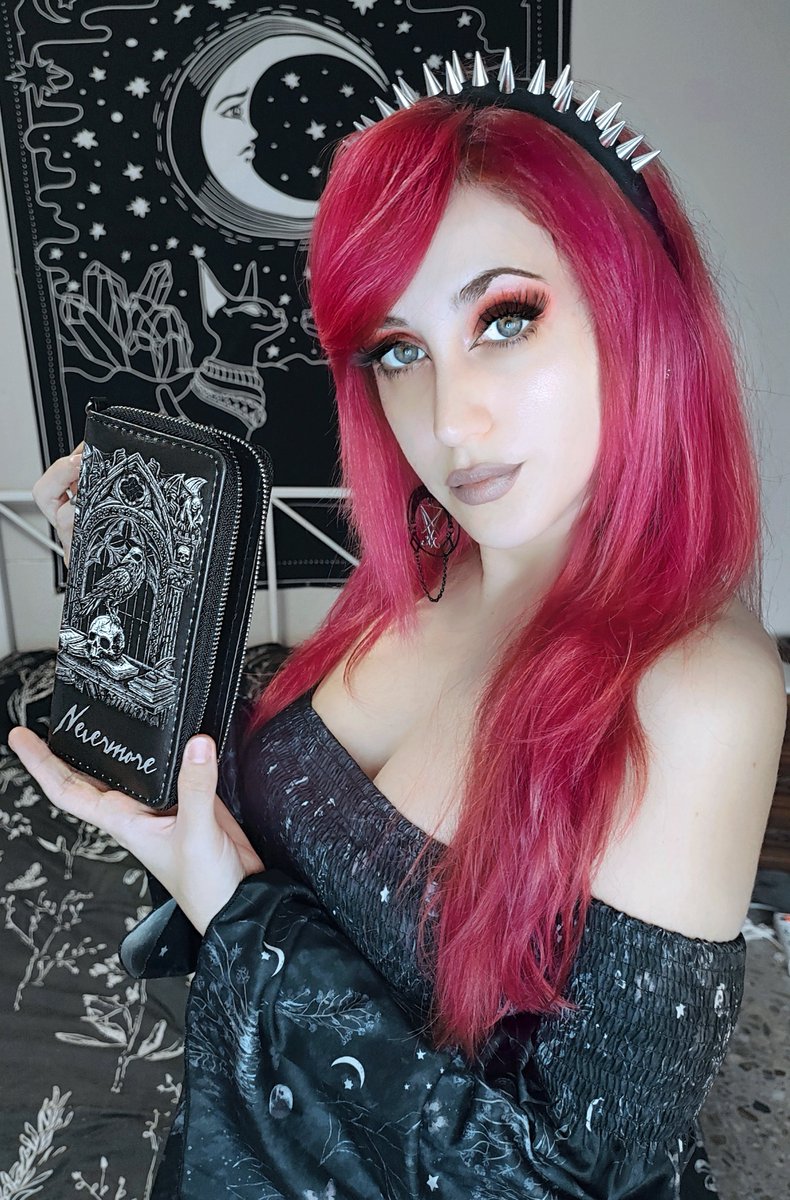 We love this pic of @aranelthewitch with our Nevermore Wallet

#Nevermore #VampireFreaks #Gothic #Goth #GothWallet