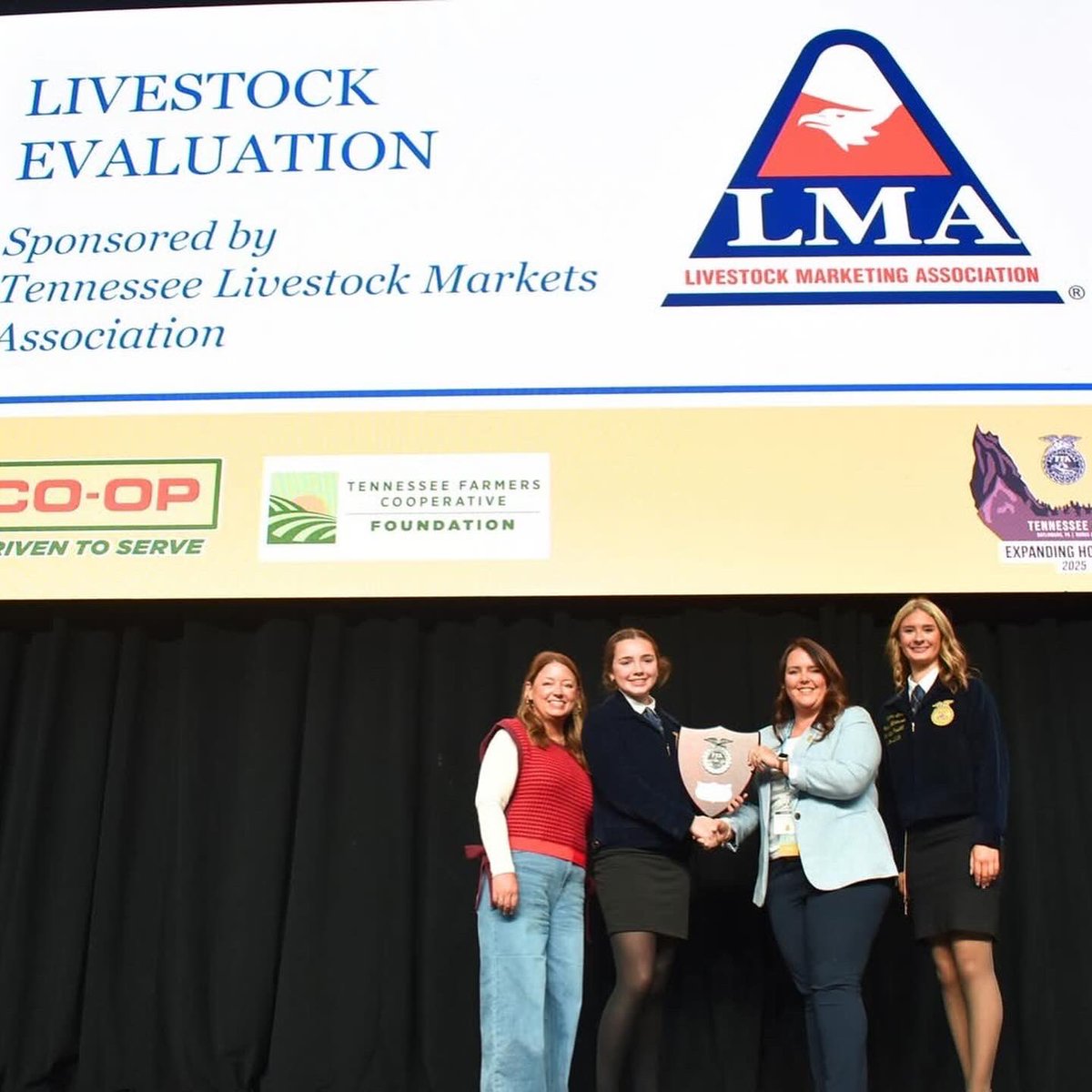 TNFFAFoundation's tweet image. 🐮 July is Beef Month in TN — and the next generation of livestock leaders is hard at work!

This year, 345 FFA members tested their skills judging cattle, swine, sheep &amp;amp; goats in the Livestock Evaluation CDE.

👏Congrats to Lincoln Co. &amp;amp; Dyersburg Middle on winning this contest!