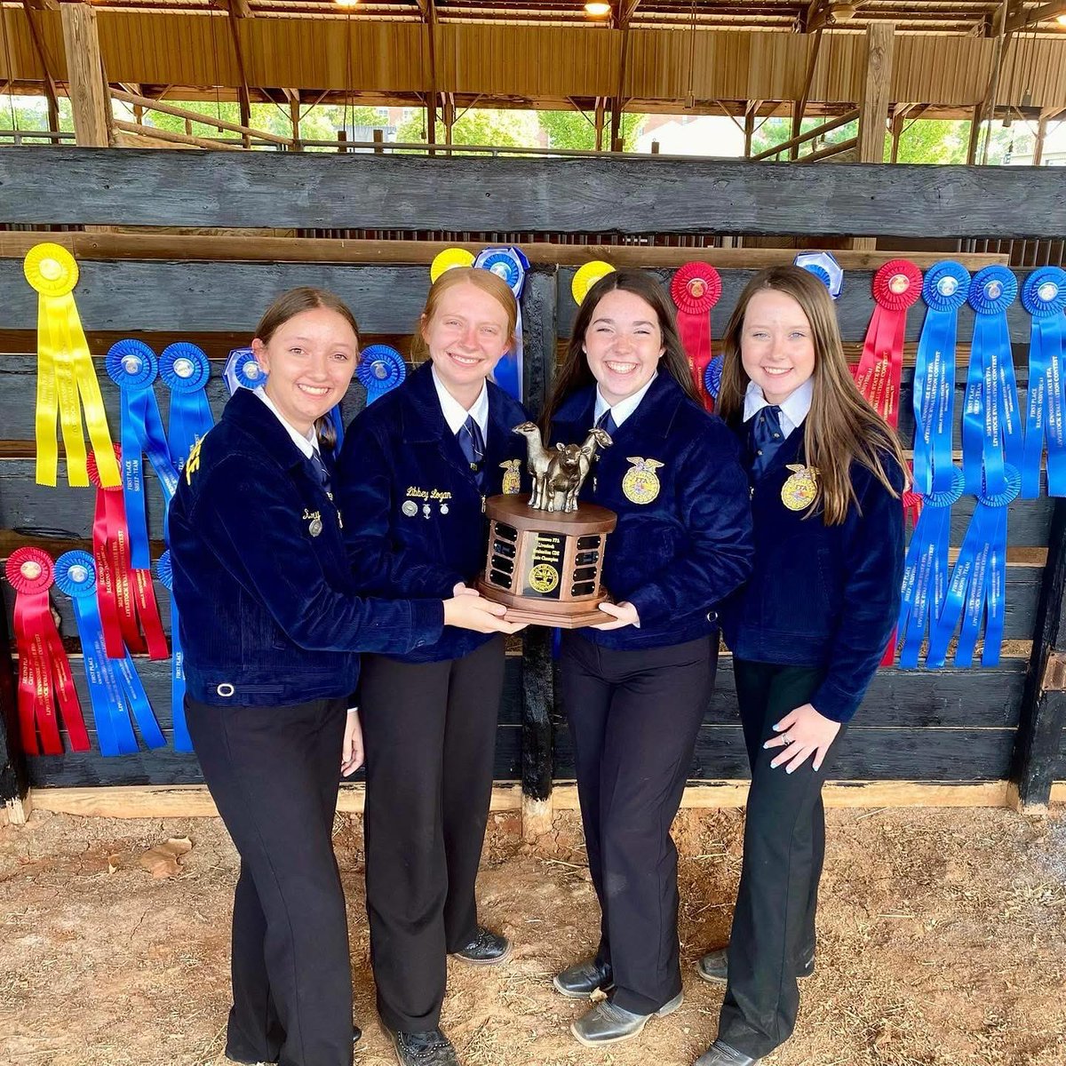 TNFFAFoundation's tweet image. 🐮 July is Beef Month in TN — and the next generation of livestock leaders is hard at work!

This year, 345 FFA members tested their skills judging cattle, swine, sheep &amp;amp; goats in the Livestock Evaluation CDE.

👏Congrats to Lincoln Co. &amp;amp; Dyersburg Middle on winning this contest!