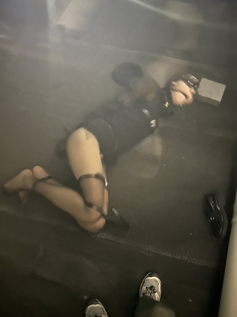 自缚被发现的下场…
#伪娘 #捆绑 #黑丝