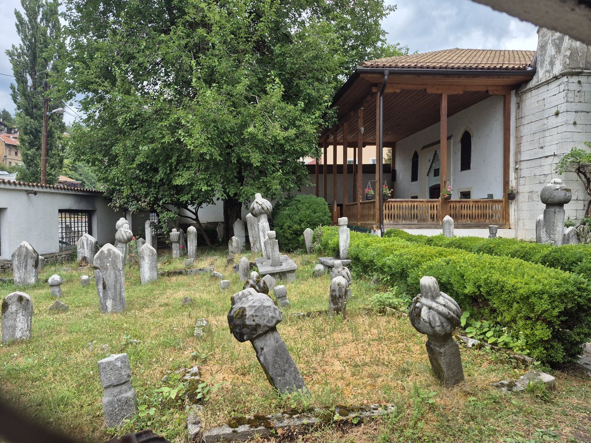 Saraybosna'da boynu bükük mezar taşları ne demek istiyor acaba?