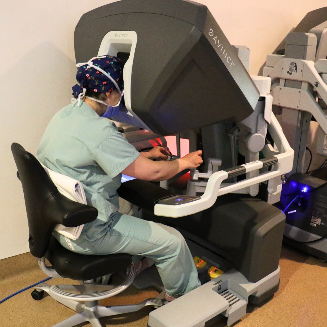 HSCFoundation's tweet image. Did you know Manitoba’s first surgical robot is now in use at @hsc_winnipeg?
The da Vinci Xi is helping surgeons perform precise, less invasive procedures—leading to faster recovery and better outcomes. Learn more: operationexcellence.ca
#OperationExcellence #HSCFoundation