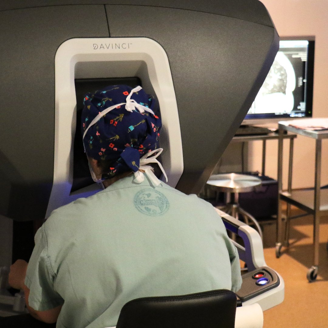 HSCFoundation's tweet image. Did you know Manitoba’s first surgical robot is now in use at @hsc_winnipeg?
The da Vinci Xi is helping surgeons perform precise, less invasive procedures—leading to faster recovery and better outcomes. Learn more: operationexcellence.ca
#OperationExcellence #HSCFoundation