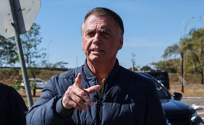 MonumentalCR's tweet photo. Jair Bolsonaro habló de la obligación de usar tobillera y la prohibición de acceder a redes sociales: “Es una suprema humillación” https://t.co/NjlCfnFGaf #NM935 https://t.co/15qXbrvZVM