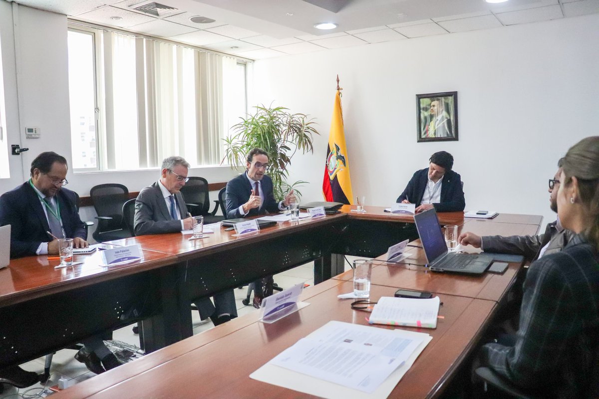 Autoridades de @Ambiente_Ec dialogaron con representantes de <a href="/CEDEX_es/">CEDEX-Centro de Estudios y Experimentación OO.PP.</a> y <a href="/aecidecuador/">AECID en Ecuador</a> con el propósito de identificar alternativas de cooperación, principalmente relacionada con la gestión eficiente, sostenible y equitativa del recurso hídrico nacional. 🇪🇨🤝🏻🇪🇸