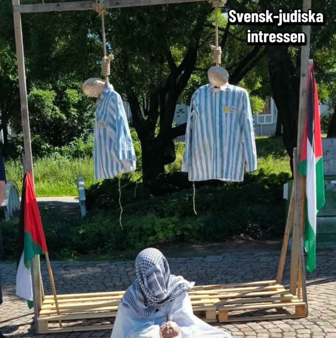 judiska_int's tweet image. Dockor föreställande avrättade judar bredvid palestinska flaggor.
Manifestation i Umeå, Sverige, 18 juli 2025.
Är detta okej?