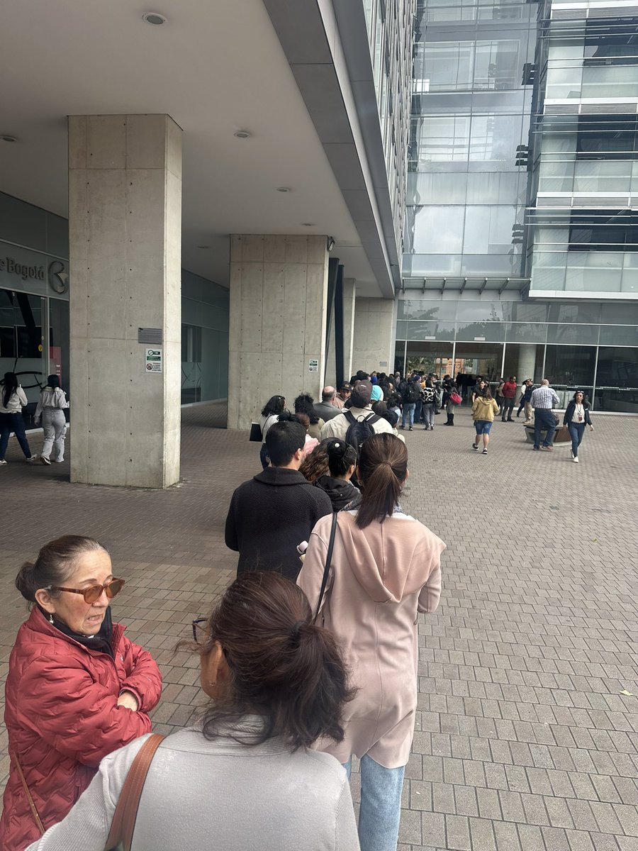 RosaIreneRubio's tweet photo. 📣 Inaceptable lo de @MigracionCol. Me citan por correo para reclamar un certificado en la sede de Calle 100, pero está cerrada “hasta nuevo aviso”. Nadie informa nada, ¡hay que adivinar que es en otra dirección! filas interminables. Mal servicio y mal trato con los ciudadanos https://t.co/0dJCTjVcDB