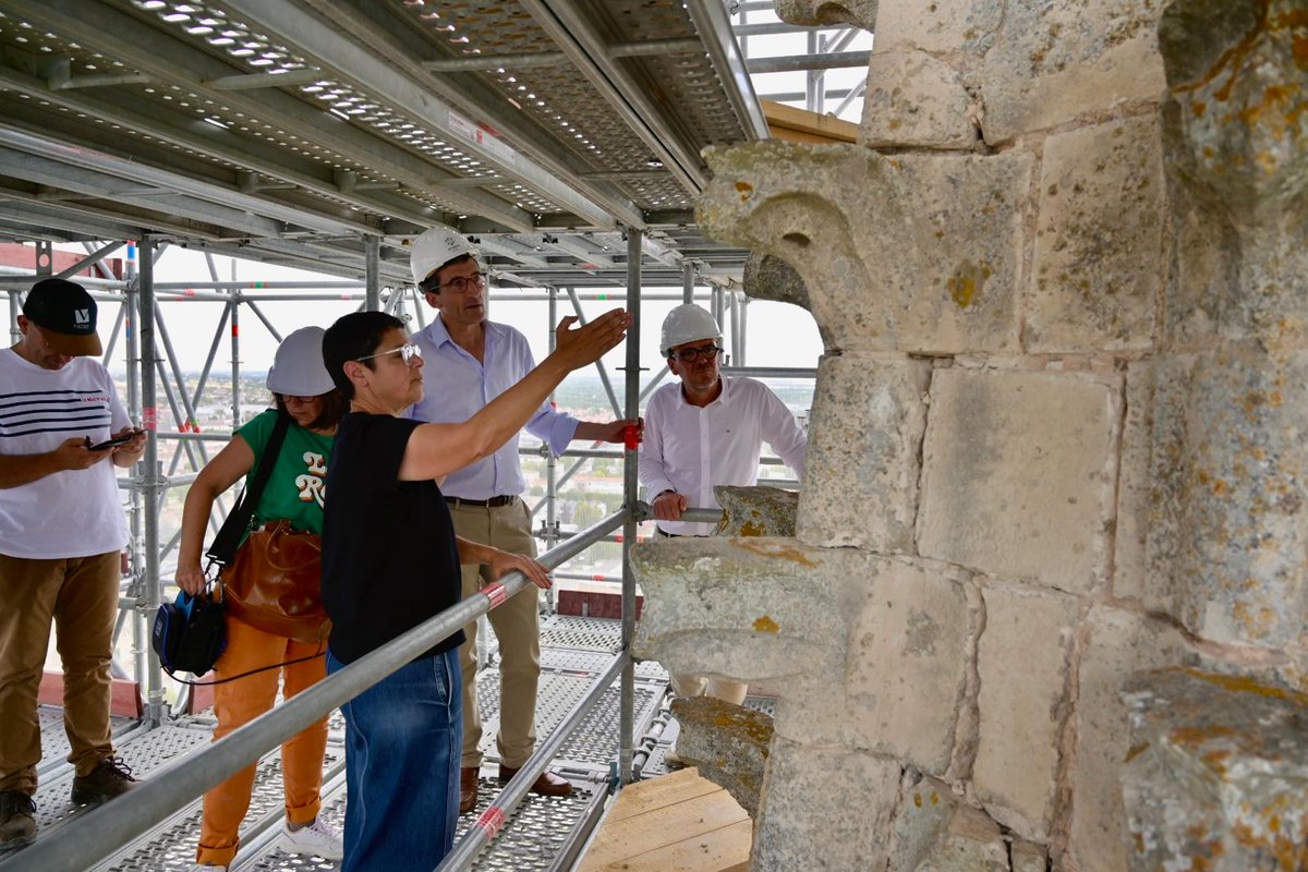 #Niort [restauration de l'église Notre-Dame] Le chantier est en cours pour la sauvegarde de ce magnifique édifice qui domine toute la Ville. Aujourd'hui, une visite de chantier avec la presse a permis de découvrir au plus près  ce précieux #patrimoine qui culmine à 75 mètres.