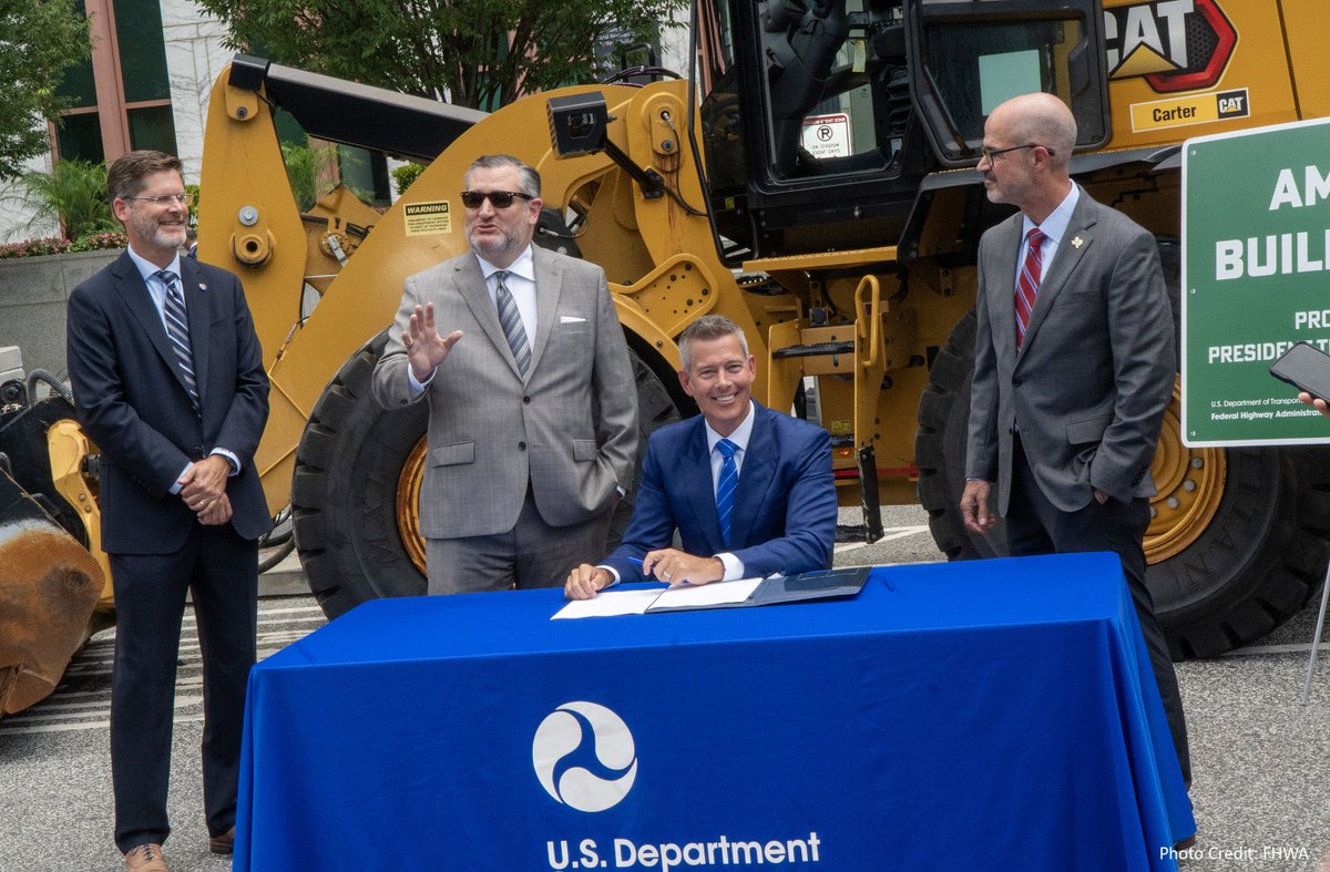 USDOTFHWA's tweet image. .@SecDuffy signed a final Memorandum of Understanding with @TxDOT to help the state build infrastructure projects faster by assuming NEPA responsibilities. Sec. Duffy also signed a letter to all governors encouraging them to follow the Texas DOT model. This will empower state…