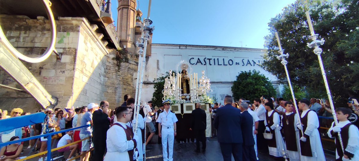 Sale la Virgen del Carmen del Puente <a href="/CarmendelPuente/">CarmenPuentedeTriana</a> 
📸<a href="/JoaquinGalanEs/">Joaquín Galán</a> 
#GloriasSevilla25 #Sevillahoy #TDSCofrade #ObjetivoCofrade #Carmen