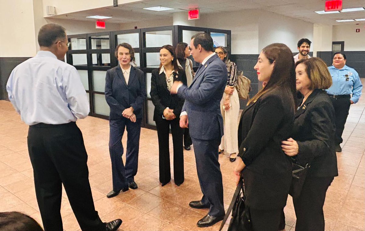 Consulado General de México en Chicago (@consulmexcho) on Twitter photo Hoy recibimos a una delegación del gobierno de Guanajuato encabezada por el Secretario de Gobierno y la Secretaria de Derechos Humanos.
Hoy más que nunca se requiere del trabajo coordinado para informar y atender a nuestra comunidad 🇲🇽 con sensibilidad y eficiencia.
<a href="/segobgente/">Secretaría de Gobierno de Guanajuato</a> Hoy recibimos a una delegación del gobierno de Guanajuato encabezada por el Secretario de Gobierno y la Secretaria de Derechos Humanos.
Hoy más que nunca se requiere del trabajo coordinado para informar y atender a nuestra comunidad 🇲🇽 con sensibilidad y eficiencia.
<a href="/segobgente/">Secretaría de Gobierno de Guanajuato</a>