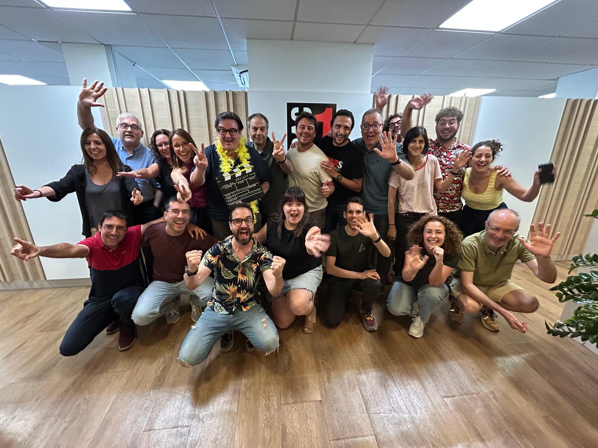 Gerard Giménez Forner 👓 (@senyor_gimenez) on Twitter photo Avui ha estat el meu últim dia al <a href="/versiorac1/">VERSIÓ RAC1</a>. Sabeu allò de "follow your dreams? Doncs el Versió primer el vaig somiar i després l'he viscut sencer. Gràcies a la meva família de la ràdio - han estat 7 anys i mig sensacionals. Gràcies, Versió! Gràcies <a href="/toniclapes/">antoni clapés casals</a>! Avui ha estat el meu últim dia al <a href="/versiorac1/">VERSIÓ RAC1</a>. Sabeu allò de "follow your dreams? Doncs el Versió primer el vaig somiar i després l'he viscut sencer. Gràcies a la meva família de la ràdio - han estat 7 anys i mig sensacionals. Gràcies, Versió! Gràcies <a href="/toniclapes/">antoni clapés casals</a>!