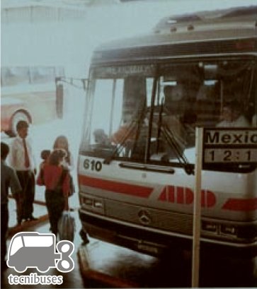 Tecnibuses_1's tweet image. Autobús de la @tuADO cargando pasajeros ya hace algunas décadas.
#tecnibuses 
#tecnibusesretro
