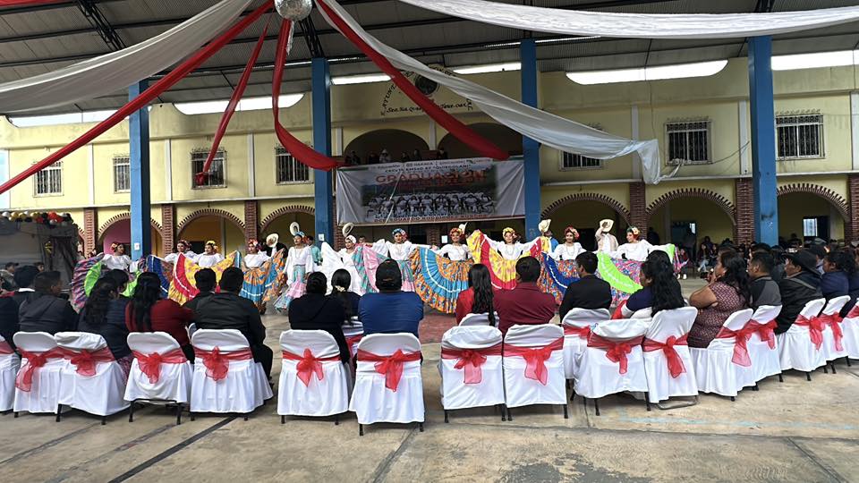 “Cada paso que damos no solo forma parte de una coreografía, sino del alma que juntos construimos”.✨🌱

El #SemilleroVreativo de Danza en Santa María Jalapa del Marqués, #Oaxaca, participó en el fin de curso del Cecyteo EMSaD 67 “Quiegolani” con una muestra.

#CulturaComunitaria