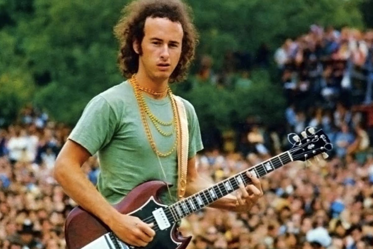 Guitarists: where do you rank Robby Krieger of The Doors? No pick, no ego, just haunting, melodic genius.
So why didn’t he ever get the spotlight other guitar heroes did?🤔