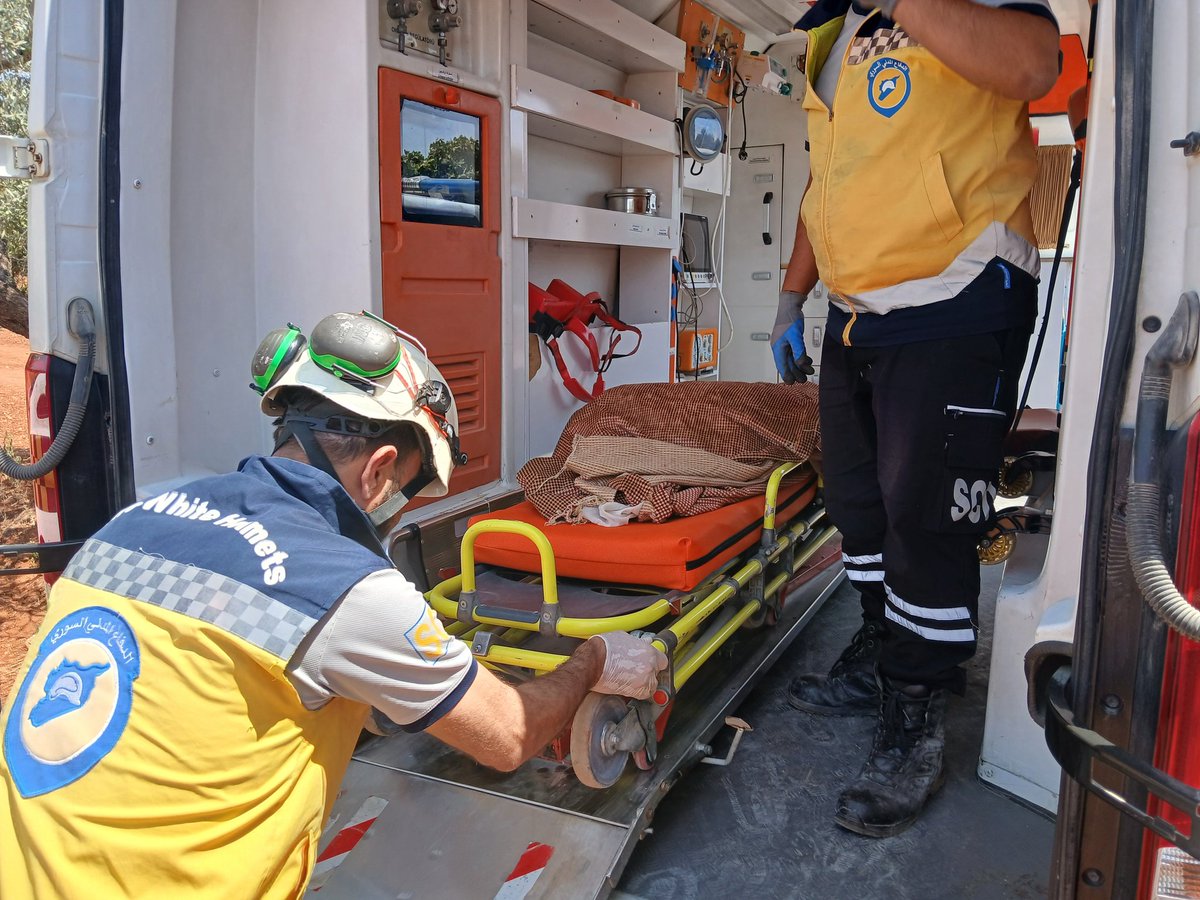 SyriaCivilDefe's tweet image. مقتل طفلة وإصابة ثلاثة أطفال آخرين بجروح، وجميعهم من عائلة واحدة، إثر انفجار قنبلة عنقودية من مخلفات قصف سابق لنظام الأسد، أثناء لعبهم في الحقول الزراعية بمحيط مدينة سرمين بريف إدلب الشرقي، اليوم الجمعة 18 تموز، وتم إسعاف الأطفال المصابين من قبل المدنيين، فيما نقلت فرق الدفاع…
