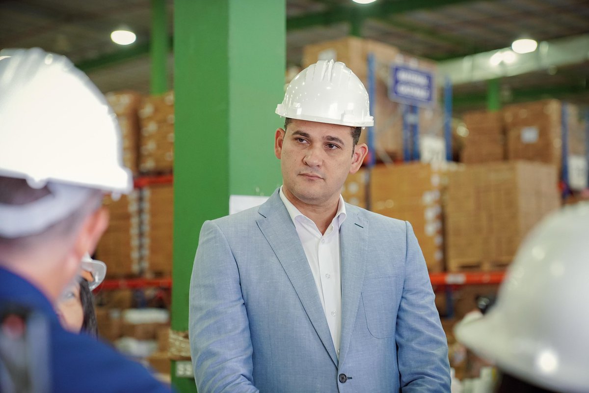 adolfoperezdl's tweet image. Con este encuentro, reafirmamos nuestro compromiso con la transparencia y la optimización continua de los procesos de adquisición, almacenamiento y distribución de medicamentos. 3/3

#AdolfoPérezRD
#PROMESECAL