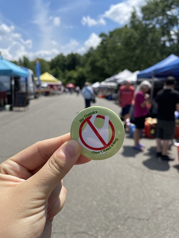 fairfaxcounty's tweet image. Join us for #PlasticFreeJuly at our Farmers Markets!🍃

Stop by any of @fairfaxparks Farmers Markets this month &amp;amp; get the tools you need to ditch plastic bags. We are giving away FREE reusable tote bags &amp;amp; washable produce bags

Market locations &amp;amp; hours: bit.ly/2JAB5Bg